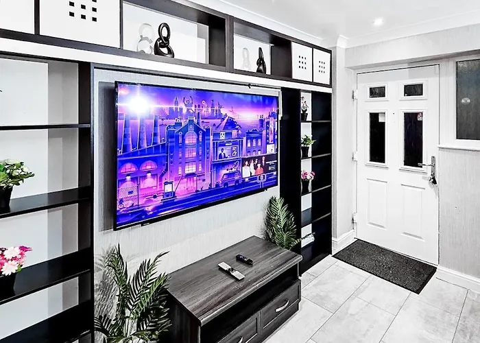 Apartment Deluxe 4-bed Near Etihad Stadium & C0-0p Arena, Sleeps 9 *