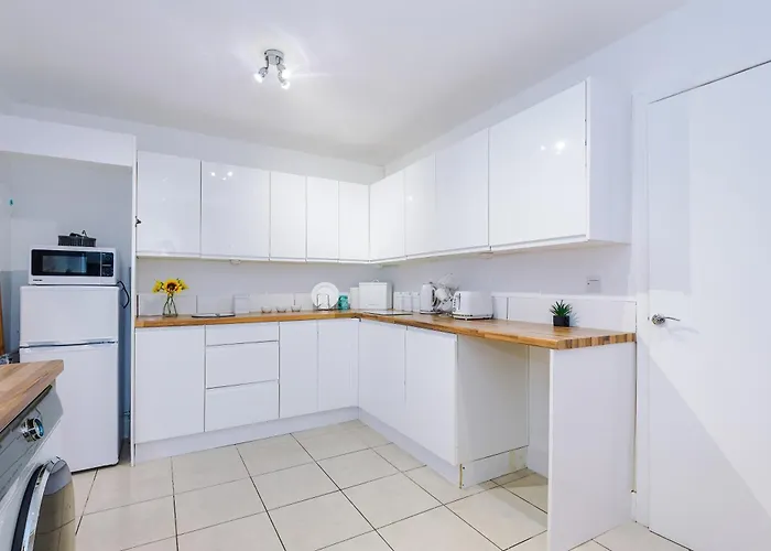 Salford 4 Bed House - Free Parking - Sleeps 7 Lägenhet