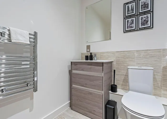 Modern 1-bed Centre Flat - Balcony & Parking *