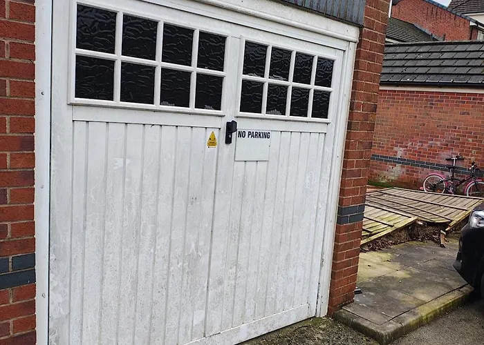 Deluxe 4-bed Near Etihad Stadium & C0-0p Arena, Sleeps 9 Apartment Manchester