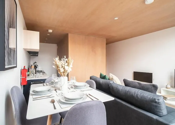 Modern And Quirky 2 Bed Flat In 아파트 *