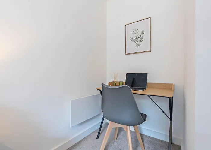 Modern 1-bed Centre Flat - Balcony & Parking Apartamento