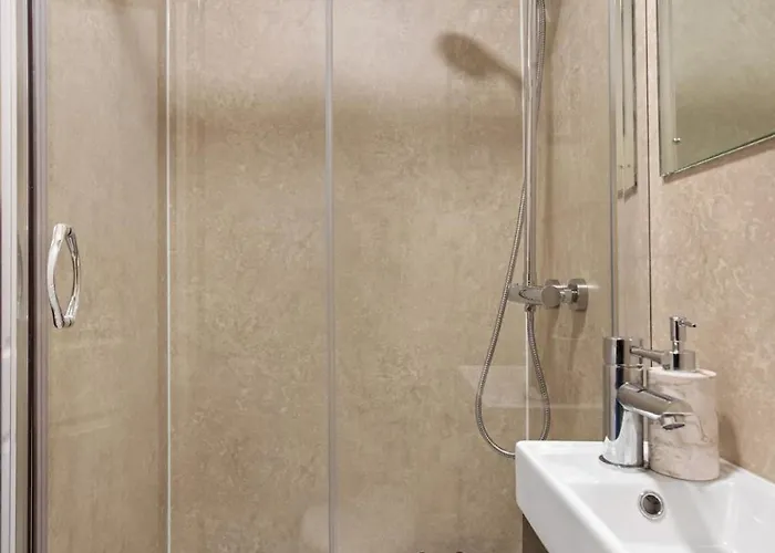 公寓 Modern 4 Bedroom House For 9 Guests With Free Parking By The Cosy Corner Nationwide *