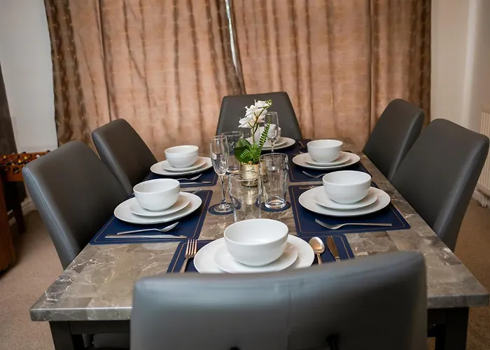 Modern & Spacious 4 Bedroom Residence In Manchester شقة