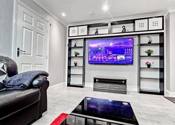 Deluxe 4-bed Near Etihad Stadium & C0-0p Arena, Sleeps 9 Apartment *