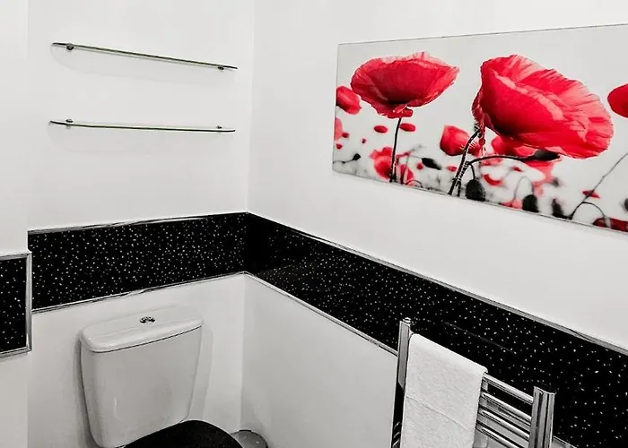 Deluxe 4-bed Near Etihad Stadium & C0-0p Arena, Sleeps 9