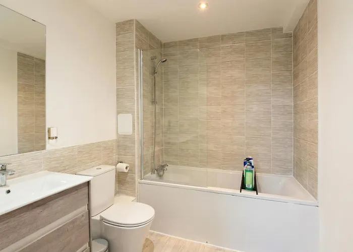 Apartamento Modern Two Bedroom For Five With On-site Parking In Salford *