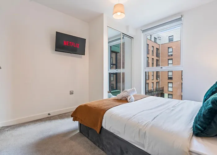 Modern 1-bed Centre Flat - Balcony & Parking *