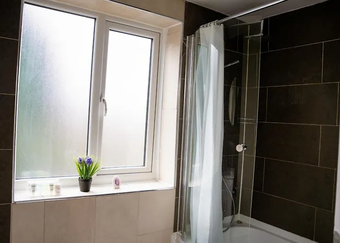 Modern & Spacious 4 Bedroom Residence In Manchester شقة