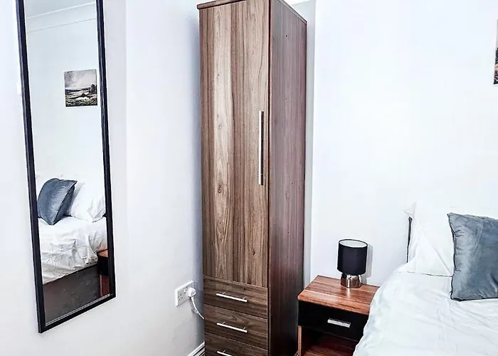 Deluxe 4-bed Near Etihad Stadium & C0-0p Arena, Sleeps 9 *