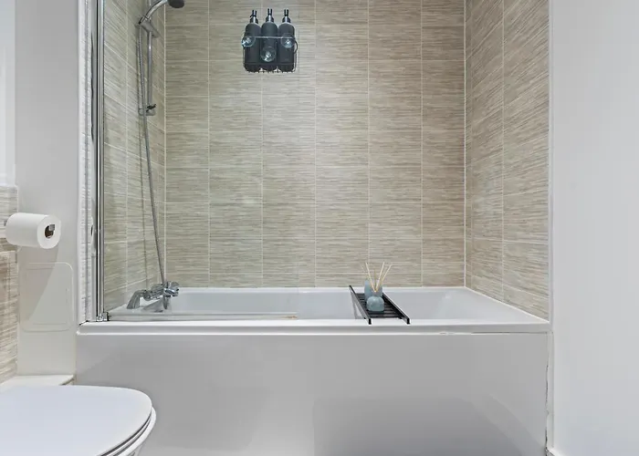 Modern 1-bed Centre Flat - Balcony & Parking Apartamento