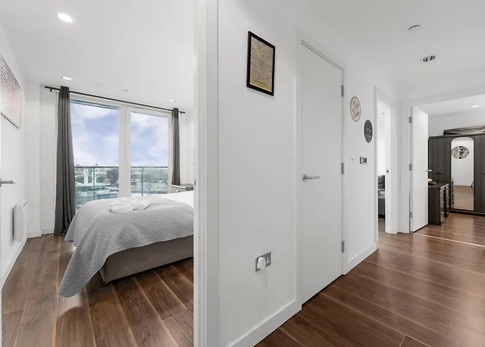 Waterfront Panorama - 2br + Balcony, Near Stadium * Manchester