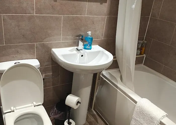 Deluxe 4-bed Near Etihad Stadium & C0-0p Arena, Sleeps 9 *