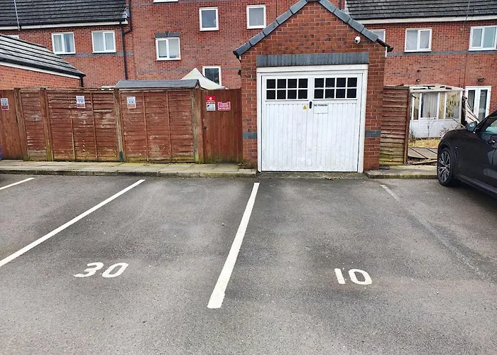 Deluxe 4-bed Near Etihad Stadium & C0-0p Arena, Sleeps 9 مانشستر