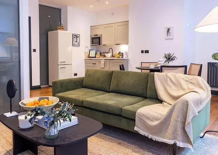 Apartment Base Steps From Attractions *