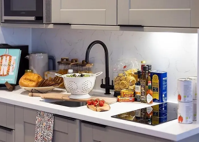 Apartment Base Steps From Attractions