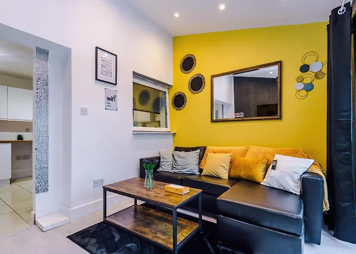 Salford 4 Bed House - Free Parking - Sleeps 7 * Manchester