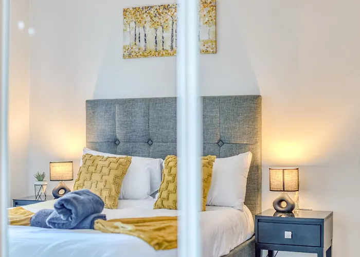 Executive With Sleek Modern Aesthetic Apartament Manchester