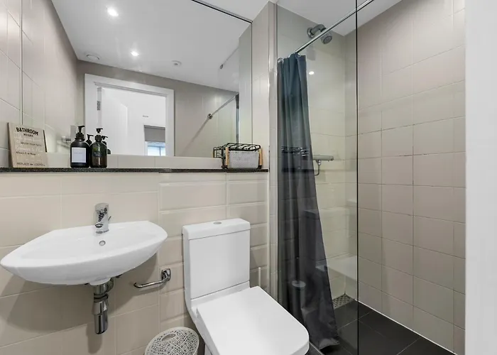 Waterfront Panorama - 2br + Balcony, Near Stadium Apartman