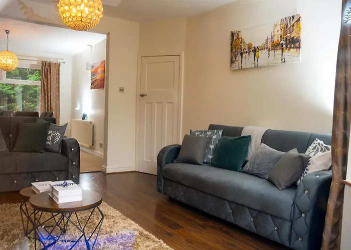 Modern & Spacious 4 Bedroom Residence In Manchester *