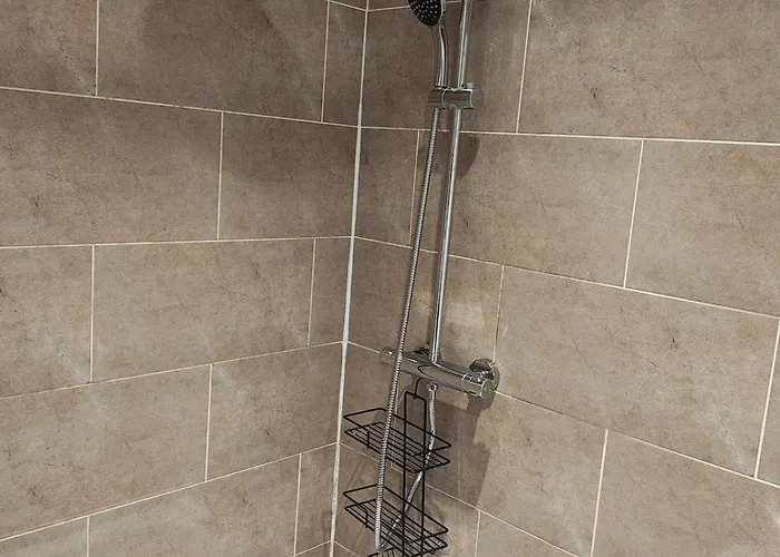 Deluxe 4-bed Near Etihad Stadium & C0-0p Arena, Sleeps 9 * Manchester