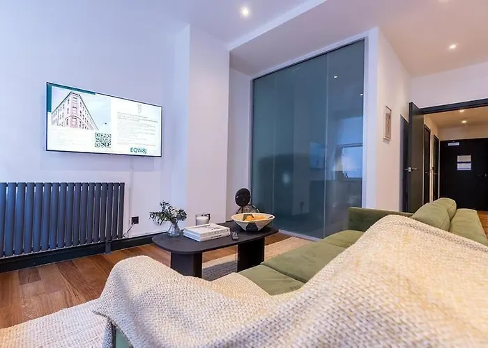 Apartment Base Steps From Attractions