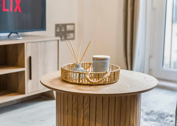 Modern 1-bed Centre Flat - Balcony & Parking *