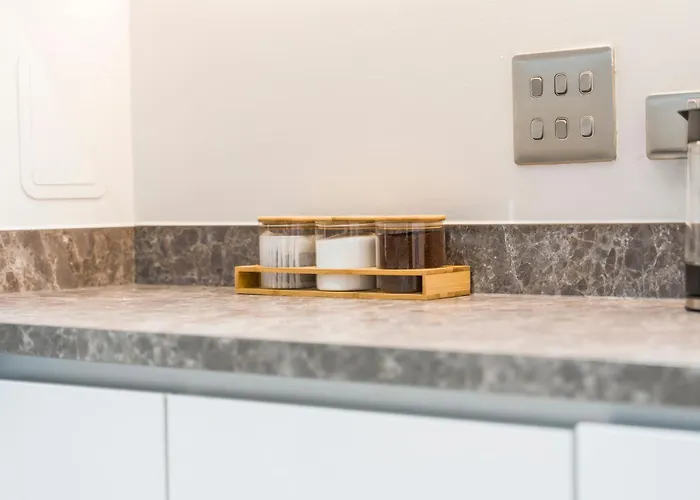 Apartamento Modern 1-bed Centre Flat - Balcony & Parking *