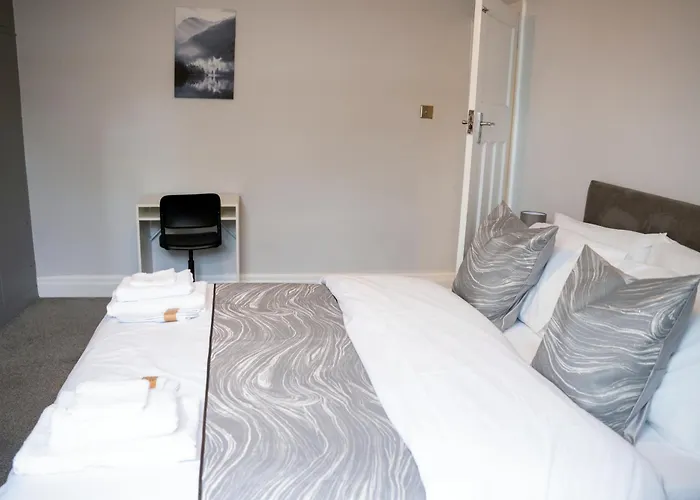 Modern & Spacious 4 Bedroom Residence In Manchester *