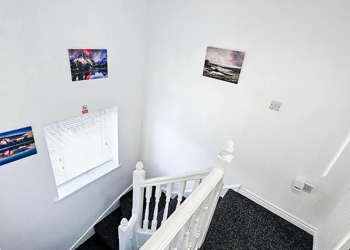 Deluxe 4-bed Near Etihad Stadium & C0-0p Arena, Sleeps 9 شقة *