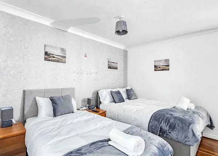 Deluxe 4-bed Near Etihad Stadium & C0-0p Arena, Sleeps 9 *