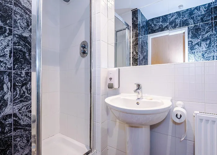 Salford 4 Bed House - Free Parking - Sleeps 7 *