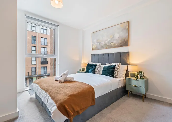 Modern 1-bed Centre Flat - Balcony & Parking