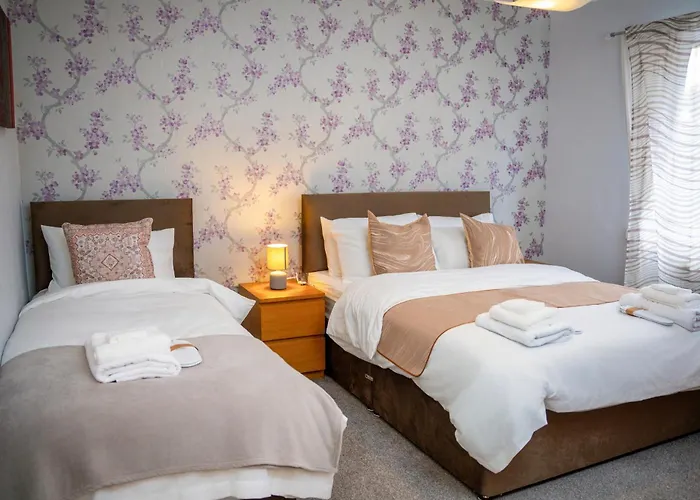 Modern & Spacious 4 Bedroom Residence In Manchester شقة