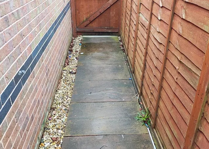 Deluxe 4-bed Near Etihad Stadium & C0-0p Arena, Sleeps 9 * Manchester