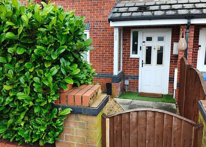 Deluxe 4-bed Near Etihad Stadium & C0-0p Arena, Sleeps 9 *