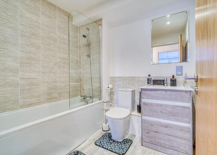 Executive With Sleek Modern Aesthetic Apartament Manchester