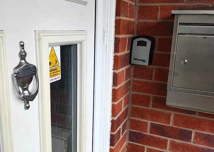 Deluxe 4-bed Near Etihad Stadium & C0-0p Arena, Sleeps 9 شقة *