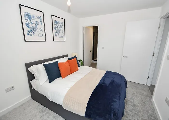 Modern 2 Bedroom In W Balcony Apartment