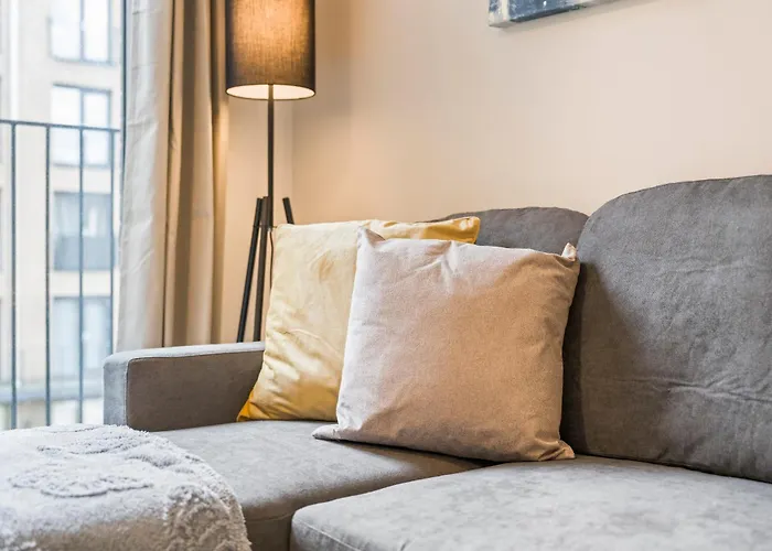 Modern 1-bed Centre Flat - Balcony & Parking Apartamento