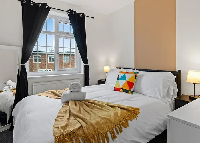 Modern 4 Bedroom House For 9 Guests With Free Parking By The Cosy Corner Nationwide 公寓 *