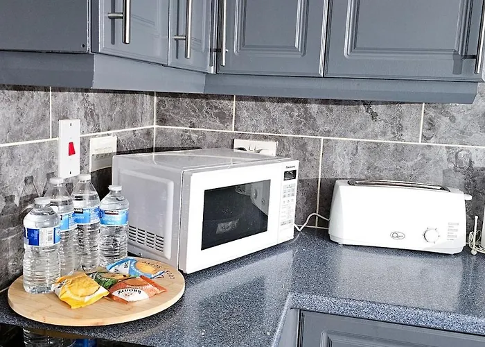 Apartment Deluxe 4-bed Near Etihad Stadium & C0-0p Arena, Sleeps 9