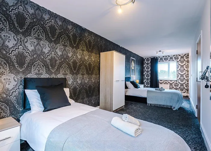 Salford 4 Bed House - Free Parking - Sleeps 7 * Manchester