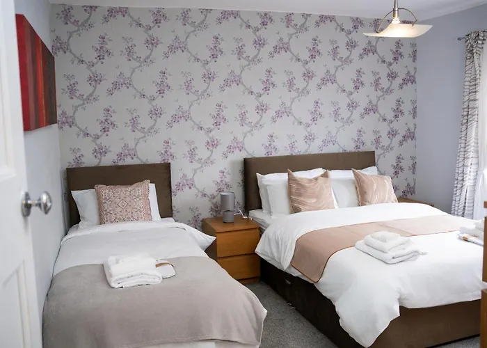 Modern & Spacious 4 Bedroom Residence In Manchester شقة *