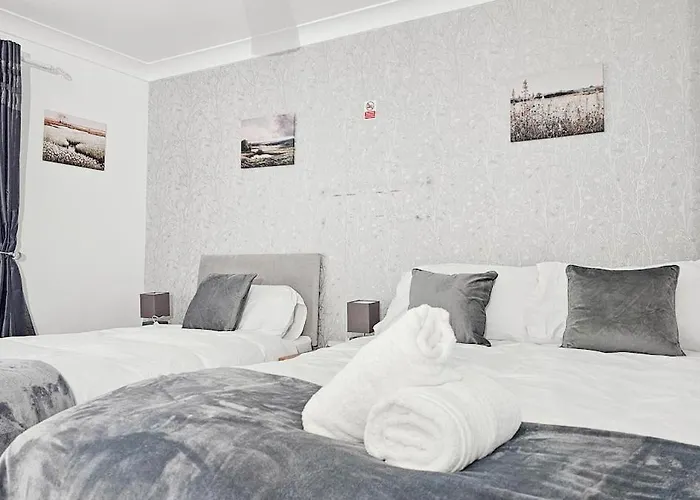 Deluxe 4-bed Near Etihad Stadium & C0-0p Arena, Sleeps 9 * مانشستر