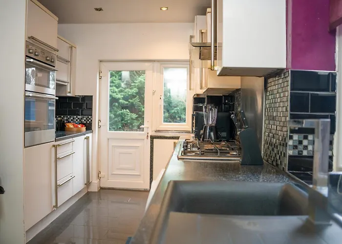 Modern & Spacious 4 Bedroom In * Manchester