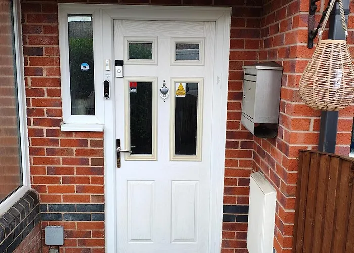 Deluxe 4-bed Near Etihad Stadium & C0-0p Arena, Sleeps 9 * Manchester