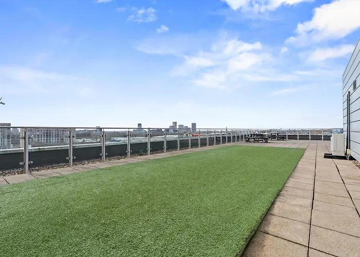 Apartamento Modern 1-bed Centre Flat - Balcony & Parking *