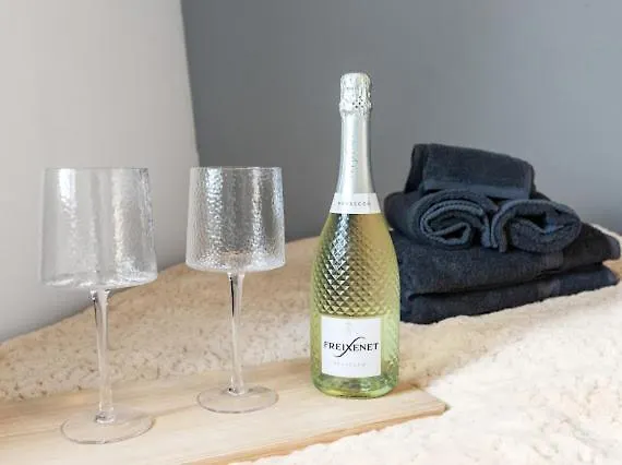 Arosa Escape- Modern2 Bed Suite,sleeps 5,free Parking,ps4,kingbed,wifi,near Christies Mánchester