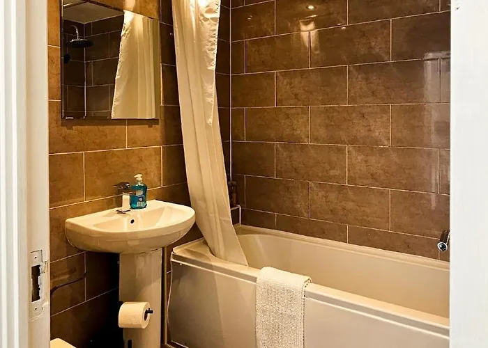 Deluxe 4-bed Near Etihad Stadium & C0-0p Arena, Sleeps 9 * Manchester